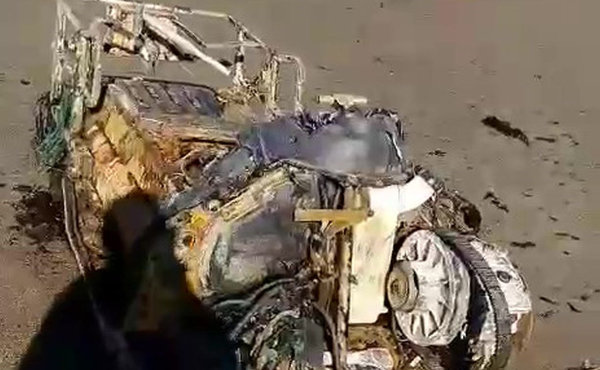 Сахалинцы обсуждают в сети снегоход, выброшенный на берег моря