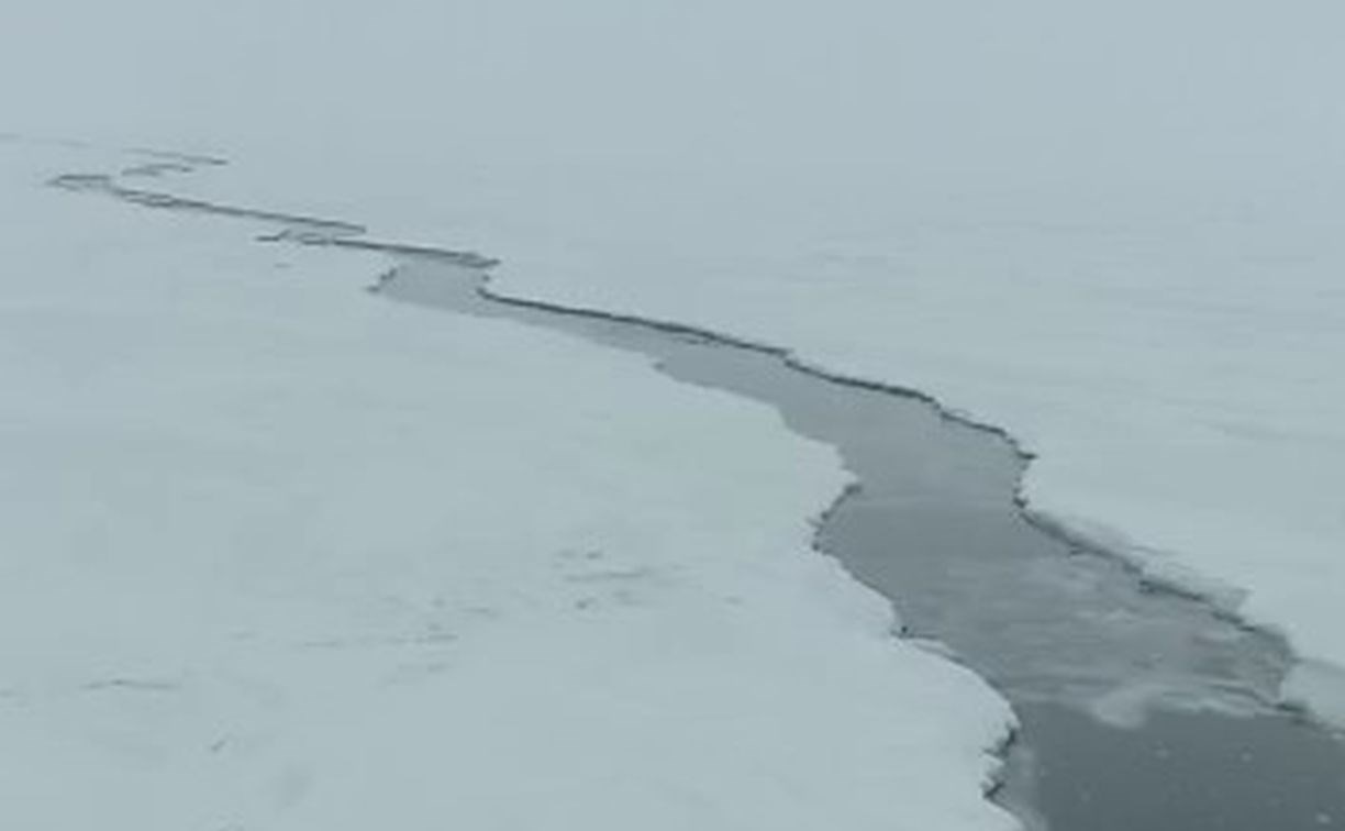 Припай оторвало у побережья Сахалина - груды льда выбрасывает на сушу