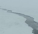 Припай оторвало у побережья Сахалина - груды льда выбрасывает на сушу