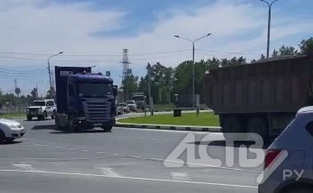 Сломавшийся самосвал собрал большую пробку в Южно-Сахалинске