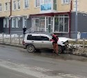Иномарка снесла часть ограждения в центре Южно-Сахалинска