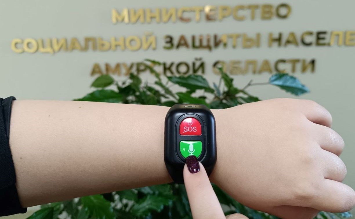 В Амурской области инвалидам по зрению и пенсионерам раздают браслеты с кнопкой SOS