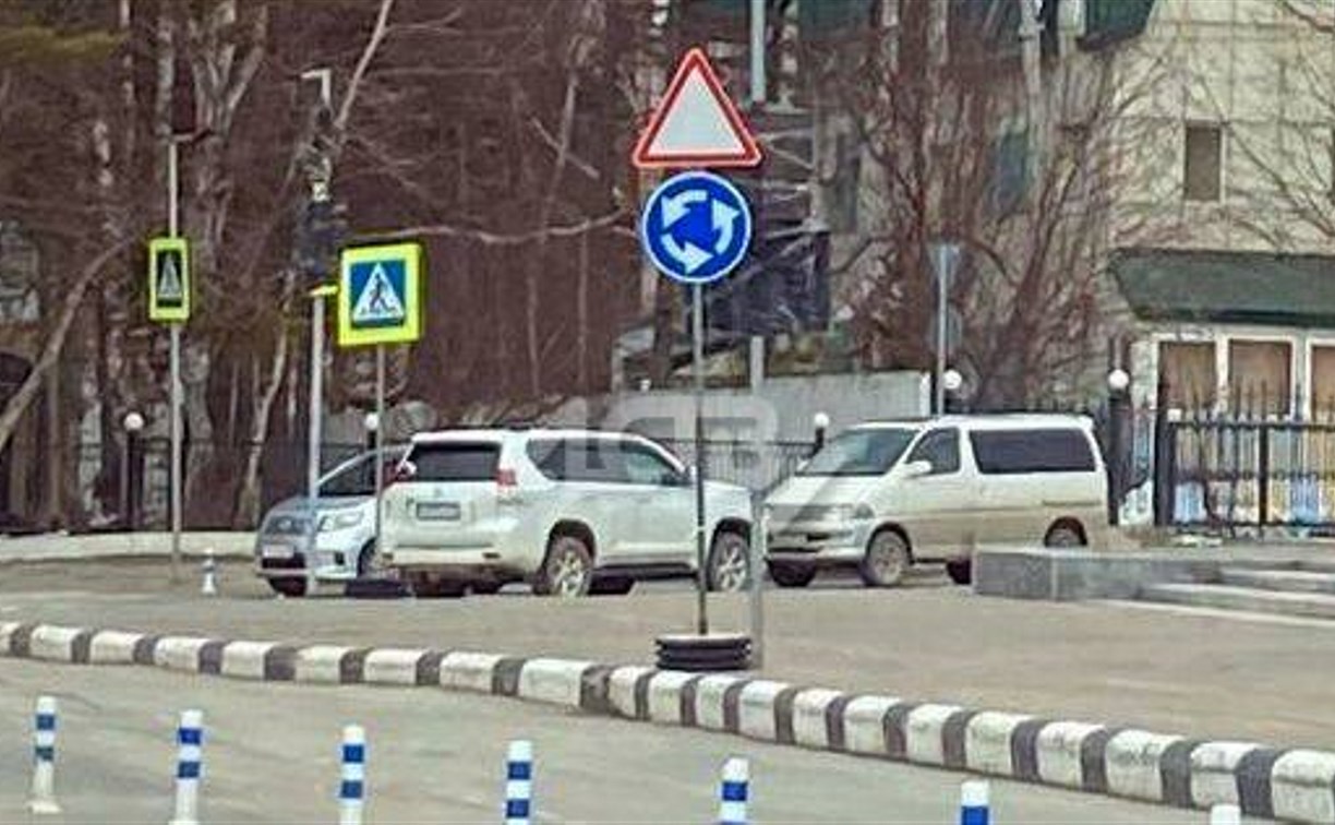 На новом кольце в Южно-Сахалинске дорожный знак установили вверх ногами