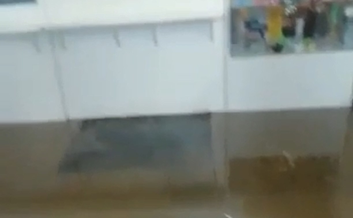 "Нормально канализацию сделали": сахалинский магазин превратился в озеро