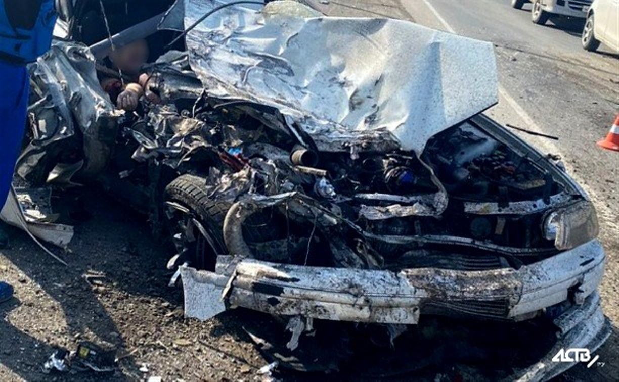 Очевидцев смертельного столкновения седана с грузовиком ищут в Южно-Сахалинске
