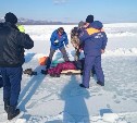 Мужчину с переломом ноги эвакуировали спасатели со льда в Долинском районе