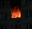 Квартира загорелась в пятиэтажке в Корсакове: спасли 8 человек, 15 эвакуировали 