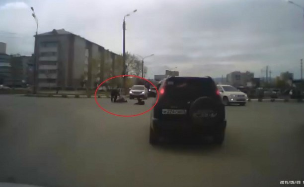 Двоих школьников сбил автомобиль в центре Южно-Сахалинска