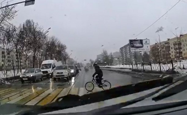 Ребёнок на велосипеде выехал под колёса машины в Южно-Сахалинске