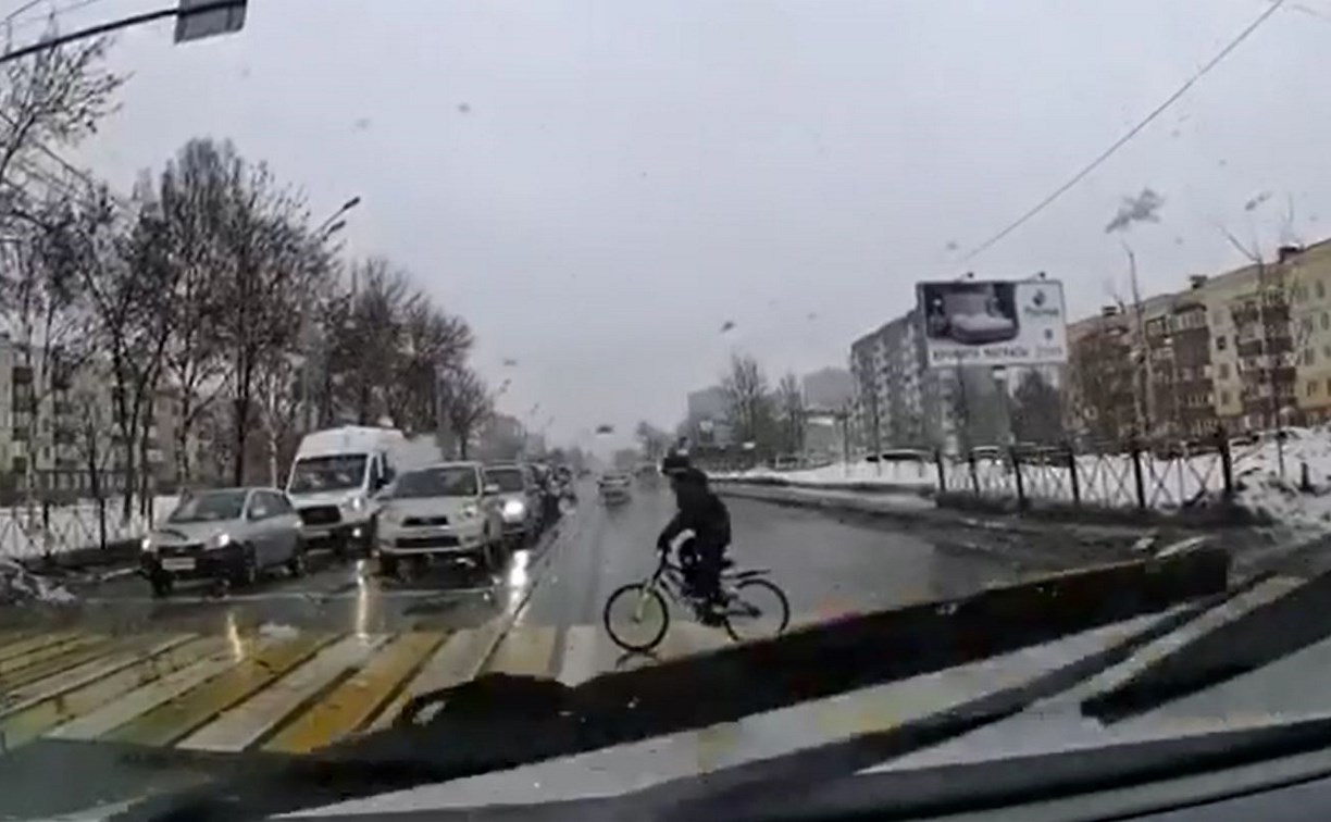 Ребёнок на велосипеде выехал под колёса машины в Южно-Сахалинске