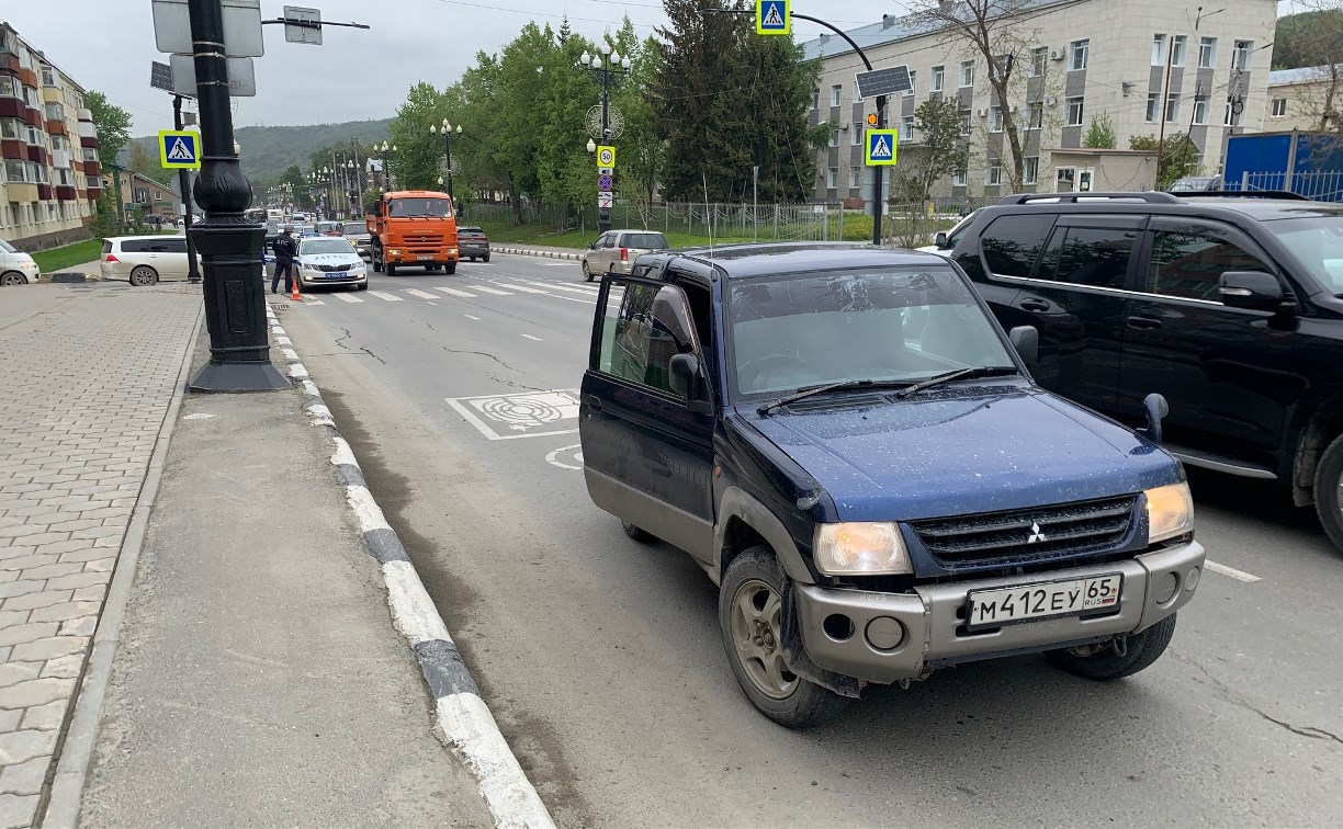 Очевидцев наезда Mitsubishi Pajero Mini на пешехода ищут в Южно-Сахалинске