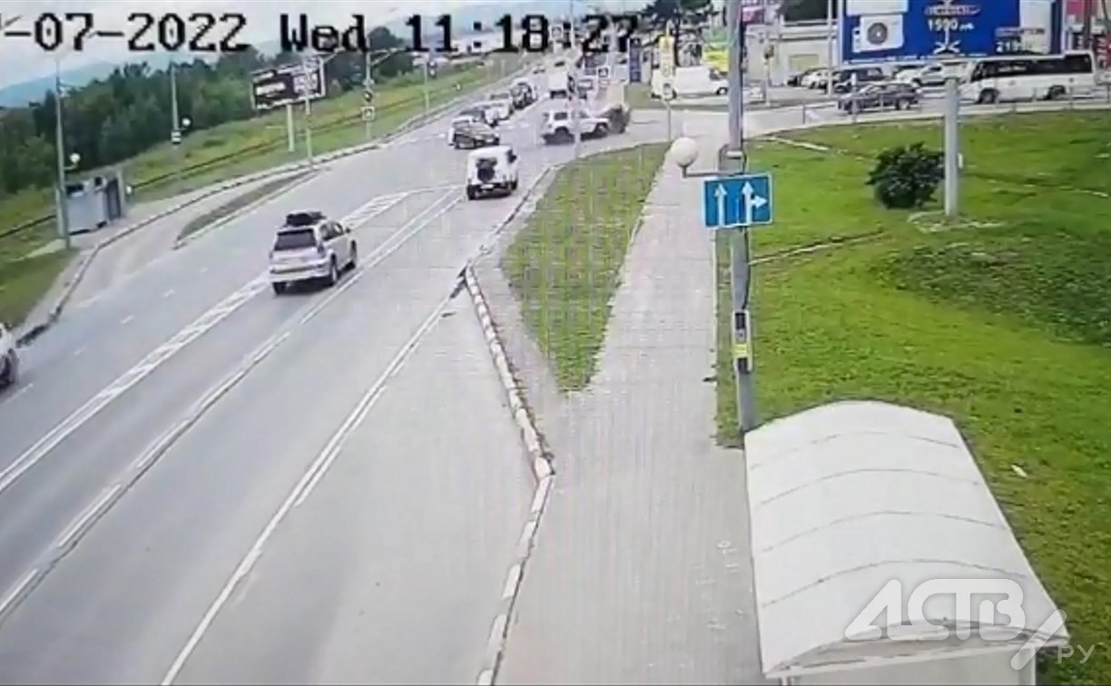 "Сделал сальто": появилось видео столкновения трёх авто в Южно-Сахалинске