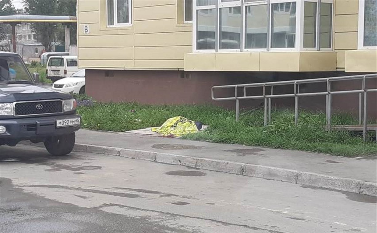Женщина выпала из окна пятого этажа в Южно-Сахалинске