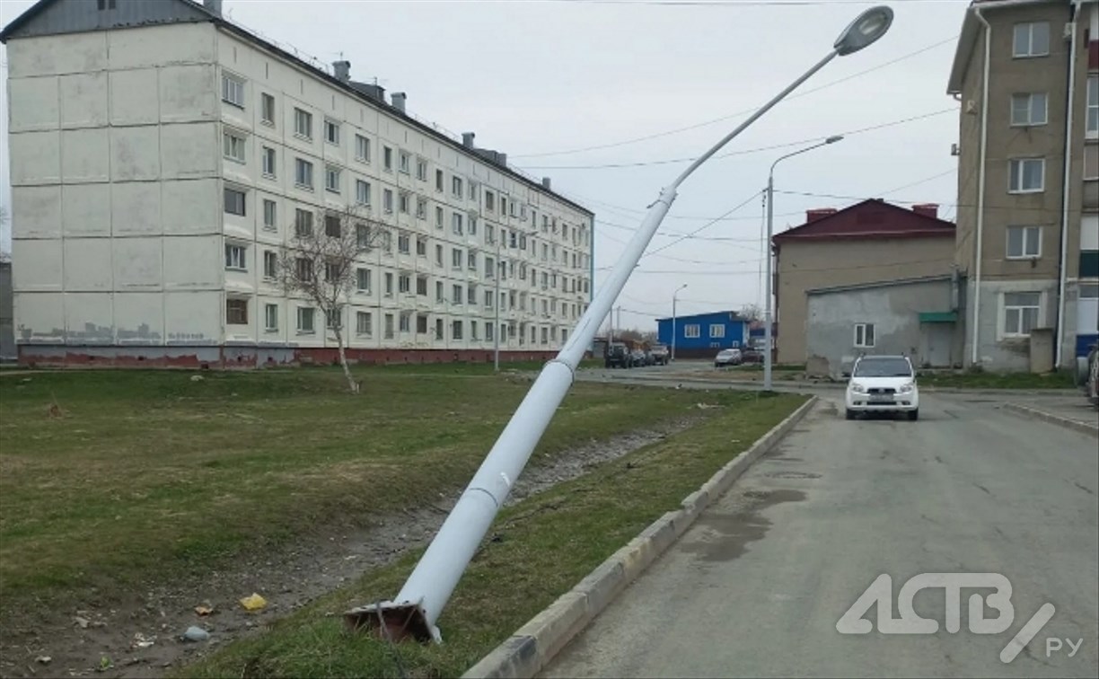 "Вот-вот упадёт": в Луговом мусоровоз сбил столб уличного освещения 