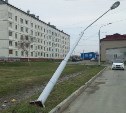 "Вот-вот упадёт": в Луговом мусоровоз сбил столб уличного освещения 