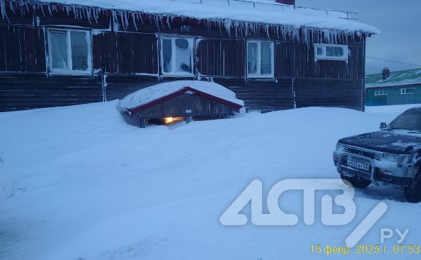 Мощная метель прошлась по Курилам: из-за сугробов не видно окна первых этажей