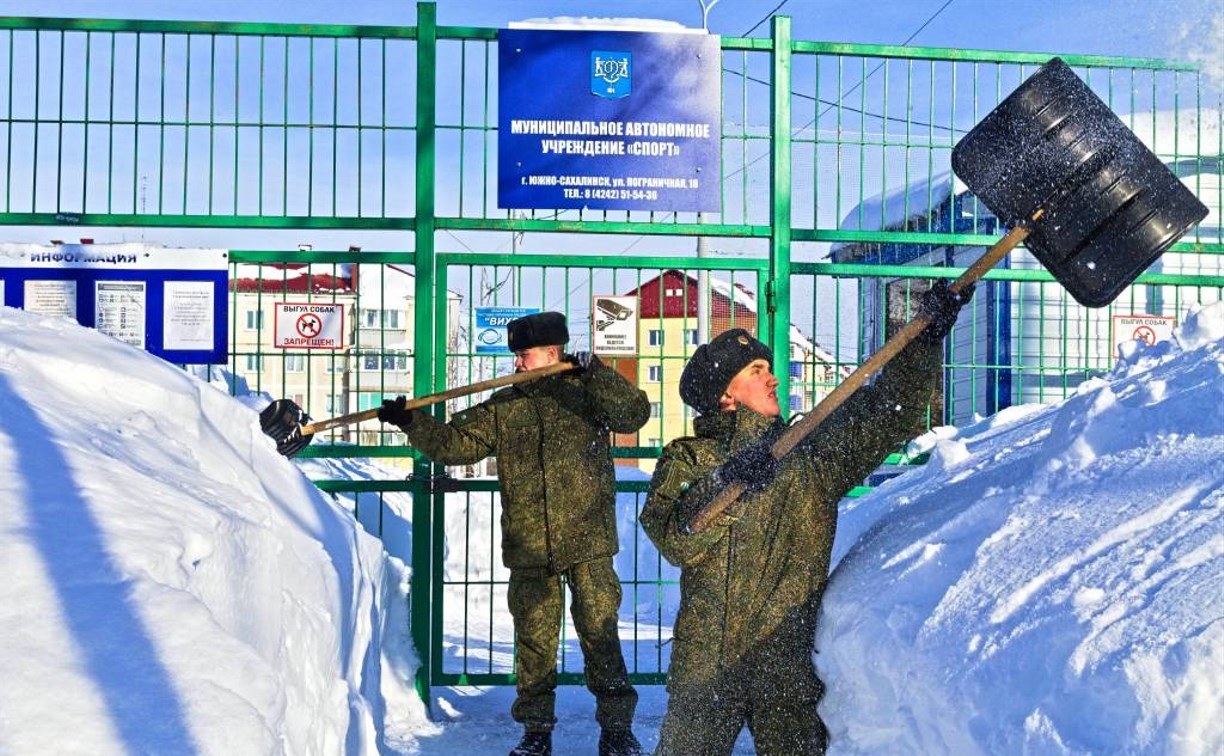 Военные на Сахалине расчистили от снега 30 детсадов и 10 школ