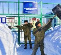 Военные на Сахалине расчистили от снега 30 детсадов и 10 школ