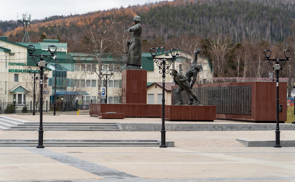 Ход благоустройства площади Славы в Южно-Сахалинске проверил Сергей Надсадин 