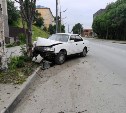 Пьяный и без прав: сотрудники ГИБДД Корсакова нашли водителя машины, врезавшейся в дерево