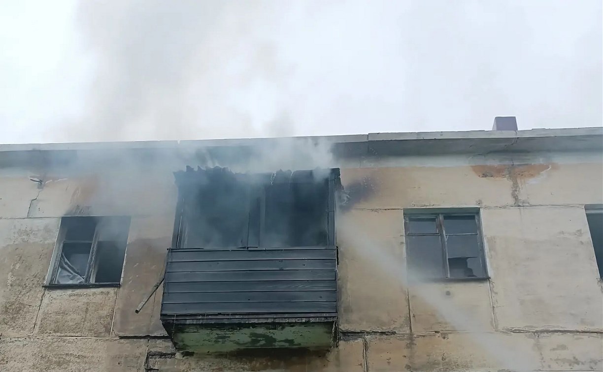 Пустующая квартира загорелась в доме в Углегорске