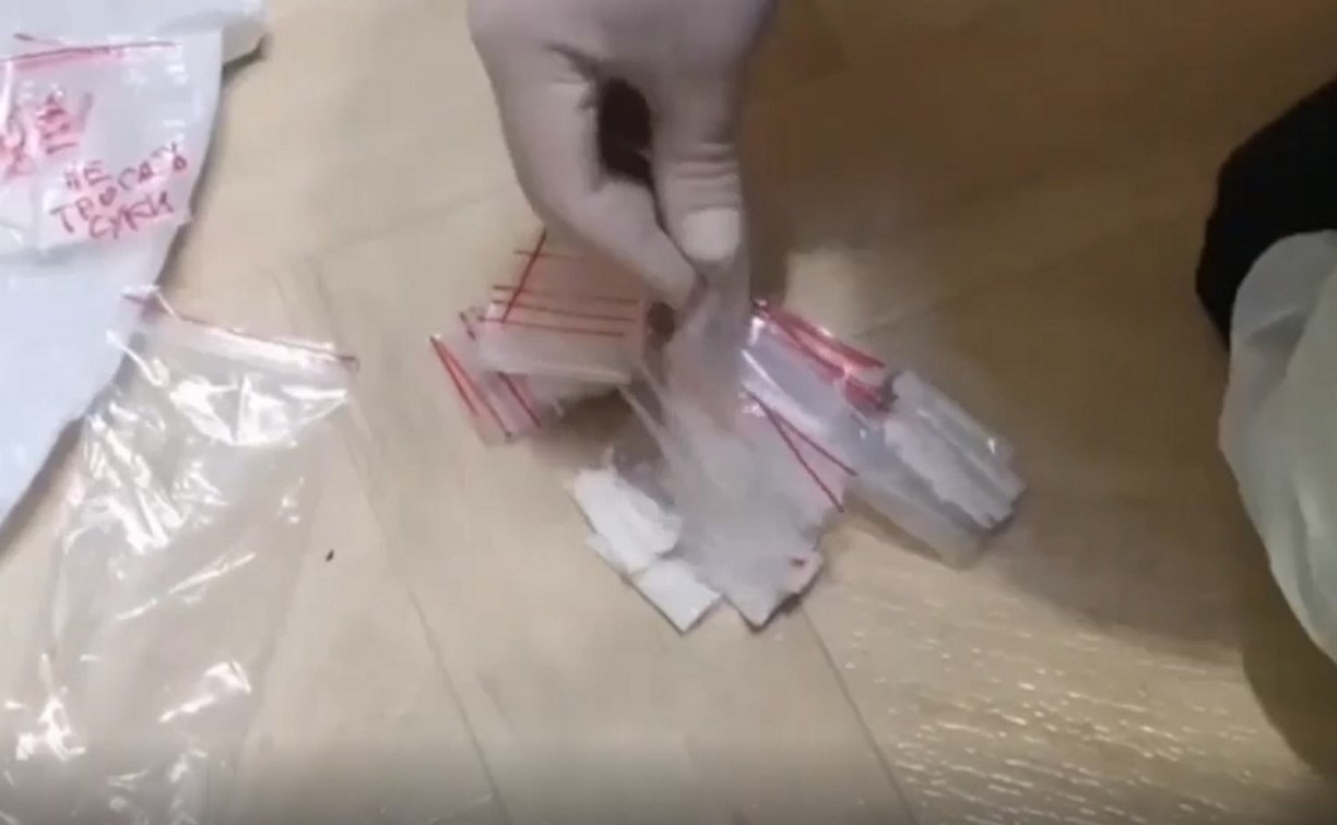 На Сахалине по пути к тайнику взяли закладчика, который находился в федеральном розыске 