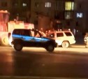 Ночью возле ТЦ "Столица" в Южно-Сахалинске автомобиль влетел в грейдер