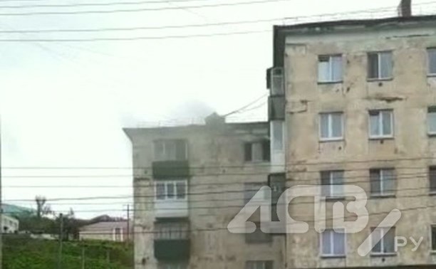Спасатели эвакуировали 13 человек при пожаре в Холмске