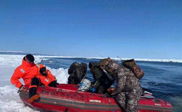 Появилось видео спасения рыбаков с оторвавшейся льдины на Сахалине