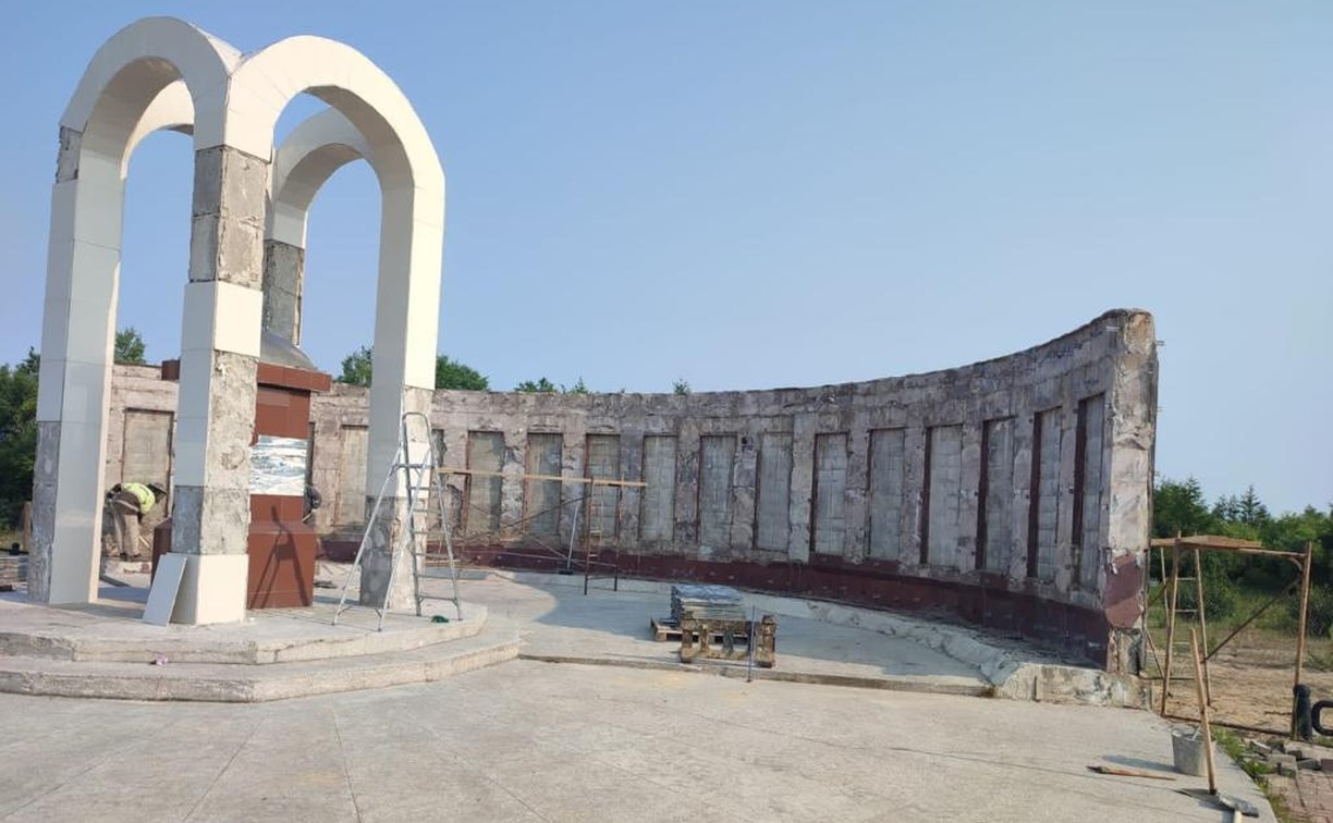 "Бережно и с большим уважением": как ремонтируют мемориал жертв Нефтегорского землетрясения