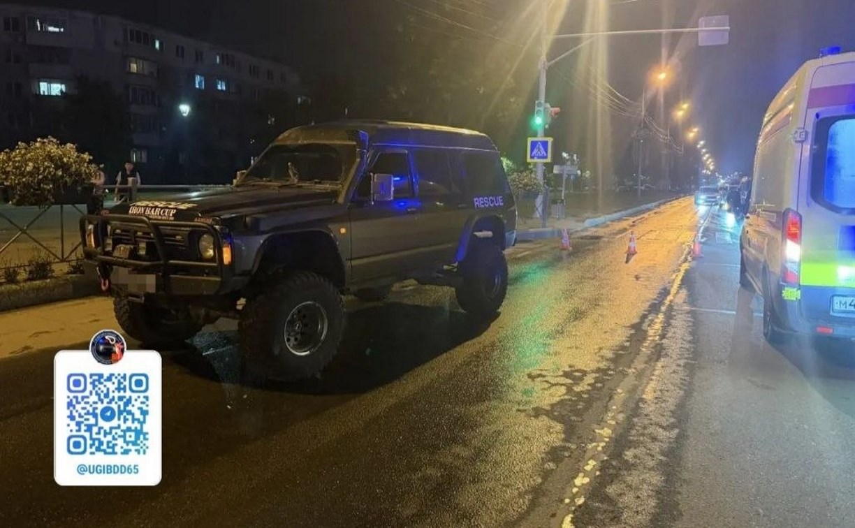 Перебегавшая дорогу на красный девушка попала под колеса внедорожника в Южно-Сахалинске 