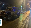 Перебегавшая дорогу на красный девушка попала под колеса внедорожника в Южно-Сахалинске 