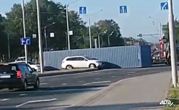 Огромный контейнер уронили на дорогу в Южно-Сахалинске