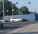 Огромный контейнер уронили на дорогу в Южно-Сахалинске