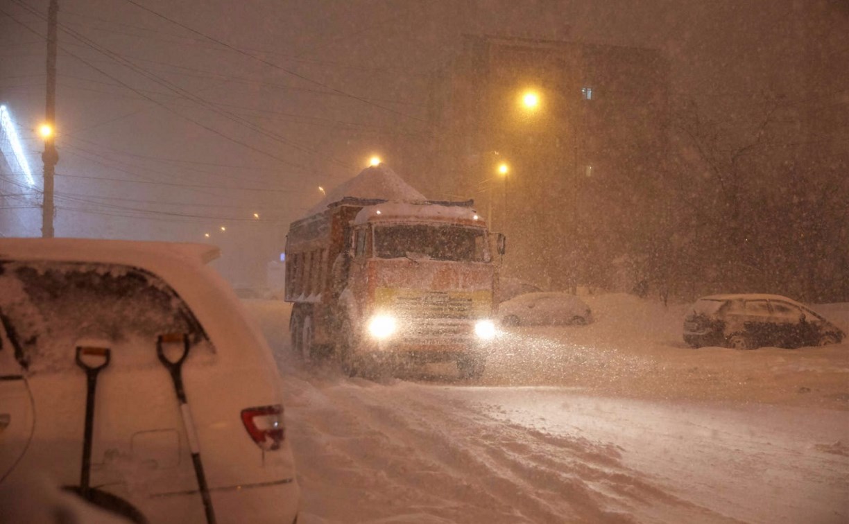 С улиц Южно-Сахалинска эвакуируют транспорт, мешающий расчистке дорог