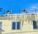 С крыши дома в Южно-Сахалинске работники УК сбрасывали снег, не соблюдая требования безопасности