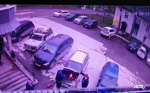 Сахалинский пожарный потушил чужой автомобиль в собственный выходной