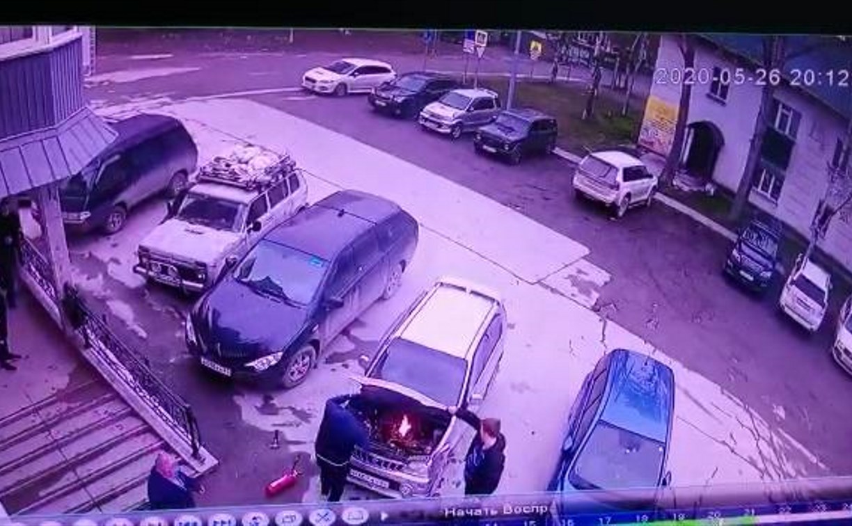 Сахалинский пожарный потушил чужой автомобиль в собственный выходной