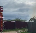В Тымовском сгорела машина: жители подозревают детскую шалость