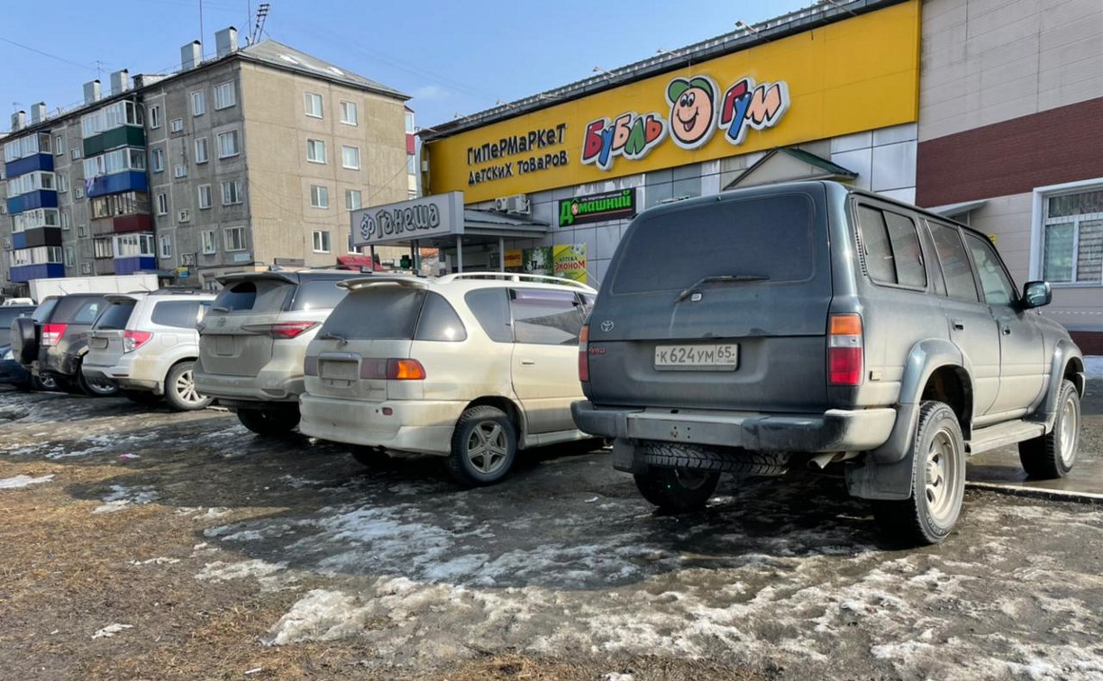 Любителей парковки на газоне у ТЦ в Южно-Сахалинске привлекут к административной ответственности