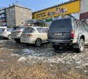 Любителей парковки на газоне у ТЦ в Южно-Сахалинске привлекут к административной ответственности