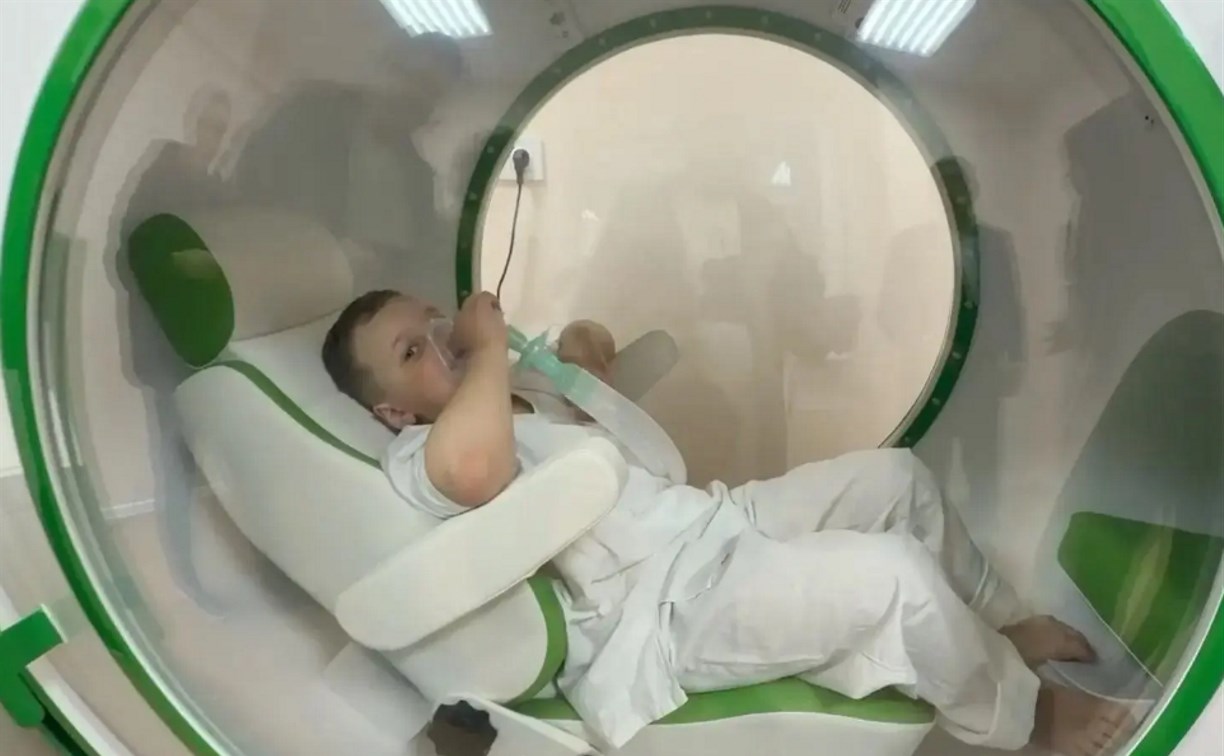 Для детской больницы на Сахалине закупили реанимобиль и барокамеру