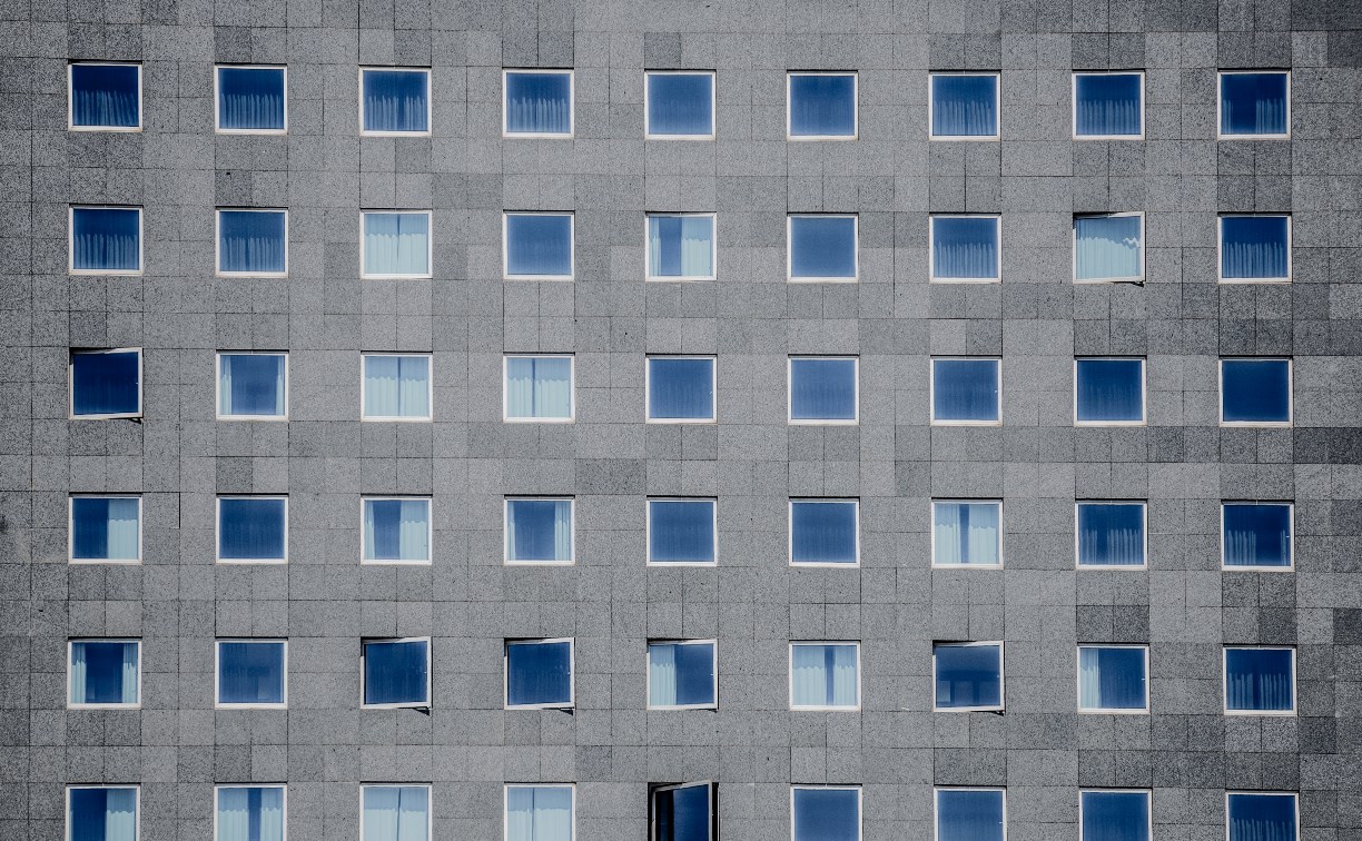 В Южно-Сахалинске УК заплатит штраф за чёрные пятна в квартире и повреждённый фасад