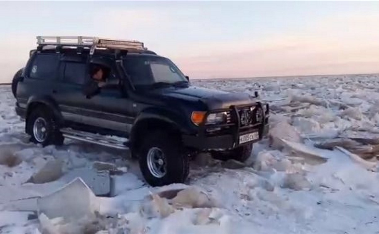 Сахалинцы на джипе сгоняли на заправку на материк по льду