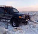 Сахалинцы на джипе сгоняли на заправку на материк по льду