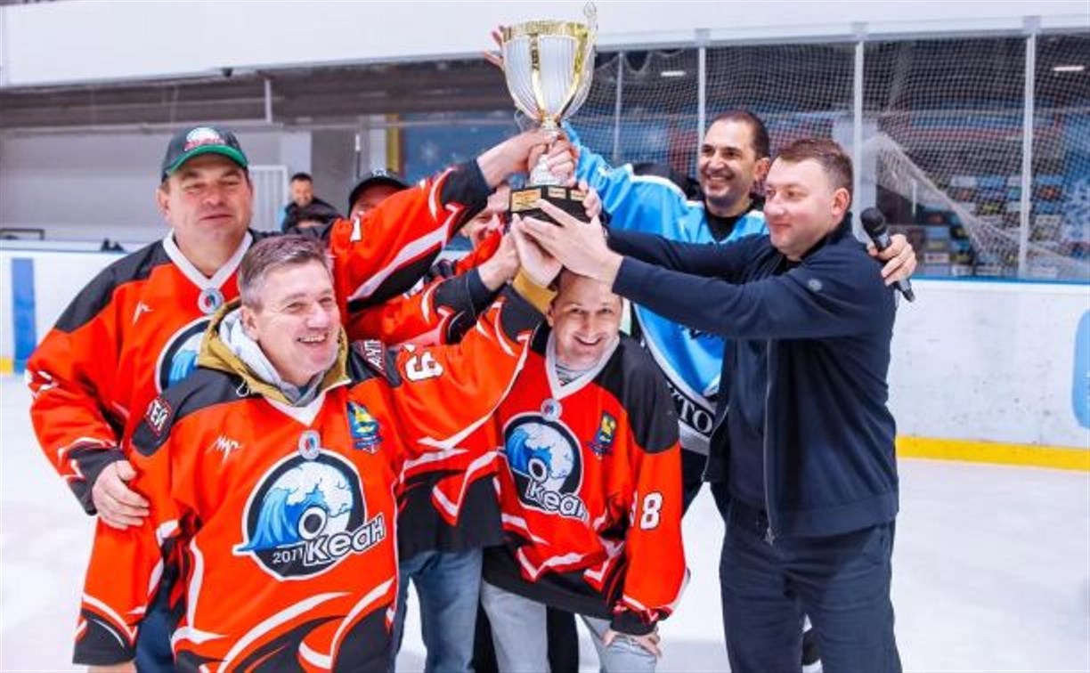 Сахалинский чемпионат по хоккею "В бой идут одни старики" выиграл невельский "Океан"