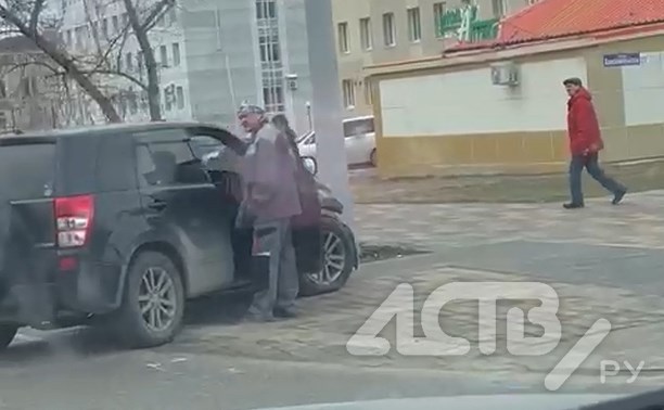 ДТП в Южно-Сахалинске: машина вылетела на тротуар
