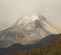 Зима близко: вулкан Эбеко на Курилах запорошило снегом