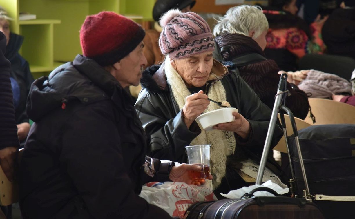 Активисты ЕР раздают мариупольцам необходимые вещи и еду в центре гумпомощи