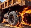 В Углегорском районе горело колесо у самосвала, а в Поронайске – лодка